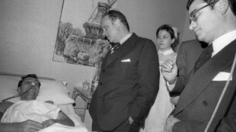 Manuel Fraga, ministro del Interior en el Ejecutivo de Carlos Arias Navarro, acompañado de Rodolfo Martín Villa, titular de Relaciones Sindicales, durante su visita a la residencia sanitaria San José de Vitoria. Fue el 6 de marzo de 1976, t