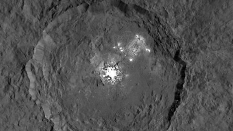 Puntos muy brillantes en el cráter Occato de Ceres. / NASA/JPL-Caltech/UCLA/MPS/DLR/IDA