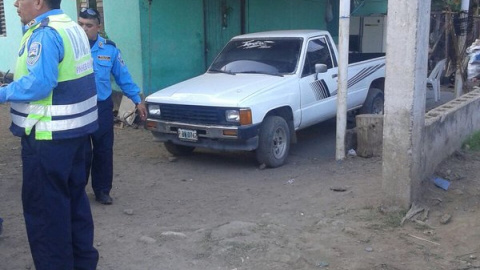 Agentes de la policía se encuentran en el domicilio de Nelson García./Tiempo.hn