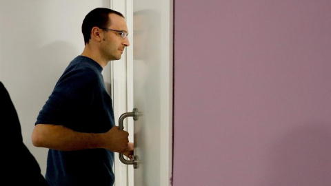 El secretario general de Podemos en la Comunidad de Madrid, Luis Alegre, antes la reunión del Consejo Autonómico de la Comunidad de Madrid.EFE/JuanJo Martin