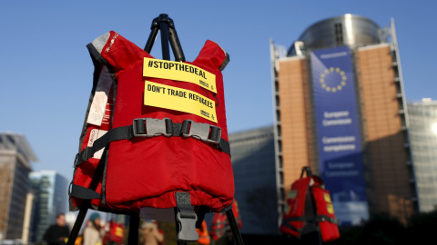 Un chaleco salvavidas durante una protesta de Amnistía Internacional frente a la sede de la Comisión Europea en Bruselas. - REUTERS