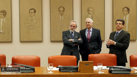 El presidente de la Comisión de Defensa del Congreso, José María Barreda (c), junto al vicepresidente segundo, Juan José Matarí (d), y el letrado Nicolás Pérez-Serrano (i), al inicio de la Comisión, a la que no ha acudido el ministro de Def