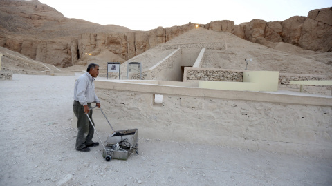 El especialista de radar japonés Hirokatsu Watanabe, con su equipo fuera de la tumba de Tutankamón en el Valle de los Reyes. REUTERS/Mohamed Abd El Ghany