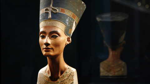 El busto de Nefertiti, exhibido en el Museo Neues de Berlín, Alemania. REUTERS/Fabrizio Bensch