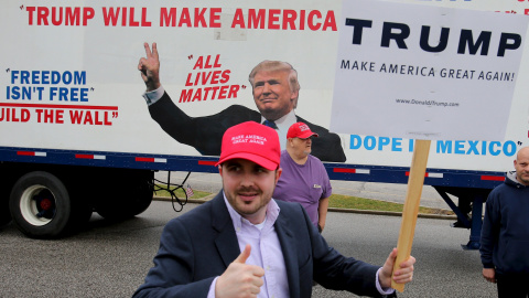 Un simpatizante del aspirante republicano a la presidencia Donald Trump, frente al camión del candidato a su paso por la localidad de Middleburg Heights, en el estado de Ohio (EEUU). REUTERS/Aaron Josefczyk