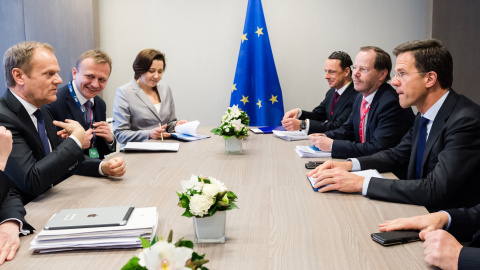 El presidente del Consejo Europeo, Donald Tusk, conversando ayer en Bruselas con el primer ministro holandés, Mark Rutte. /REUTERS