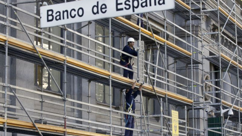 Unos trabajadores montan un andamio en la fachada del edificio del Banco de España, en Madrid. REUTERS