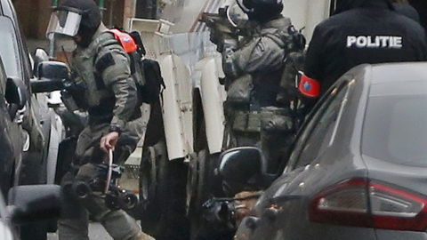 La policía durante la operación policial en el barrio de Molenbeek en Bruselas, Bélgica. REUTERS/Francois Lenoir