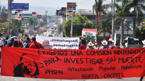 Manifestación en Honduras exigiendo justicia tras el asesinato de la líder indígena Berta Cáceres. EFE