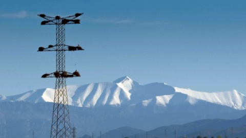 Las torres de la fallida línea de alta tensión transfronteriza Aragón-Cazaril siguen en pie 16 años después de que el Supremo dictaminara que incumplían la ley. /ECOLOGISTAS EN ACCIÓN