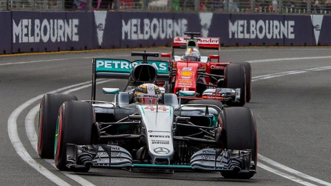 Lewis Hamilton en la calificación del GP de Australia, seguido por Sebastian Vettel. /EFE