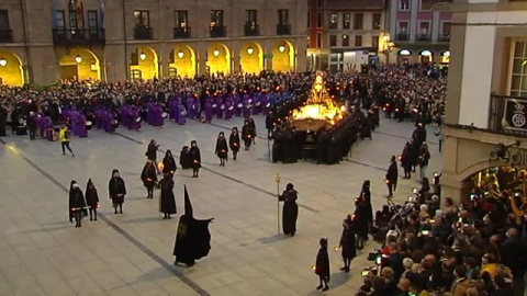 Calles abarrotadas en la procesión del Santo Encuentro en Avilés 