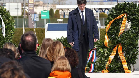 El presidente de la Generalitat, Carles Puigdemont, tras la ofrenda floral que realizó al final del acto de homenaje a las víctimas del accidente del vuelo Germanwings 9525, que ha presidido hoy junto al jefe del Ejecutivo, Mariano Rajoy, e