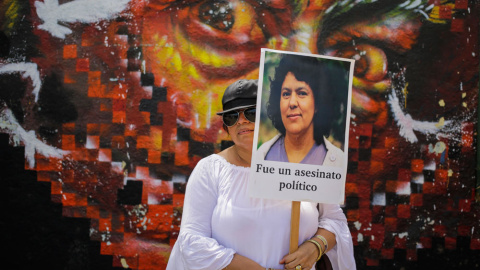 Una mujer sujeta un cartel en Honduras en protesta por el asesinato de Berta Cáceres. INTI OCON (AFP)