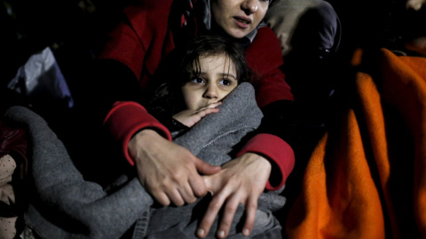 Una niña tapada con una manta a su llegada a la isla griega de Lesbos.- ALKIS KONSTANTINIDIS (REUTERS)