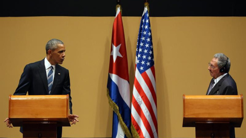 El presidente de Cuba Raúl Castro (d) y el presidente de Estados Unidos Barack Obama (d) participan hoy, lunes 21 de marzo de 2016, de una rueda de prensa en el Palacio de la Revolución en La Habana (Cuba). EFE/ALEJANDRO ERNESTO