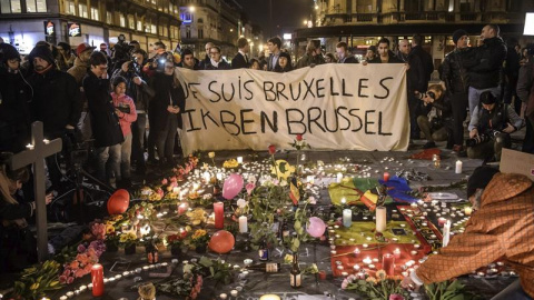 Varias personas se reúnen en la plaza Bourse de Bruselas. - EFE