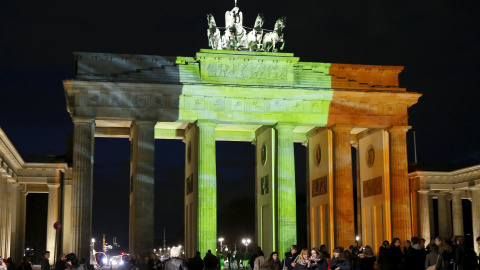 La Puerta de Branderburgo se ha iluminado con los colores de la bandera de Bélgica. - REUTERS