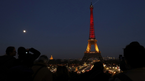 La Torre Eiffel se ilumina con los colores de la bandera belga. - Philippe Wojazer / Reuters