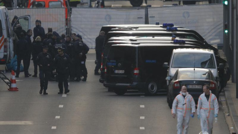 Policías y forenses trabajan en las inmediaciones de la estación de metro de Maalbeek. - Vincent Kessler / Reuters.