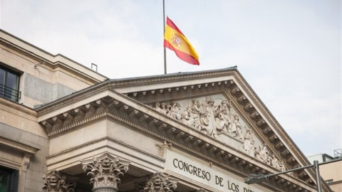 La bandera de España en el Congreso ondea a media asta tras los atentados de Bruselas./EUROPA PRES