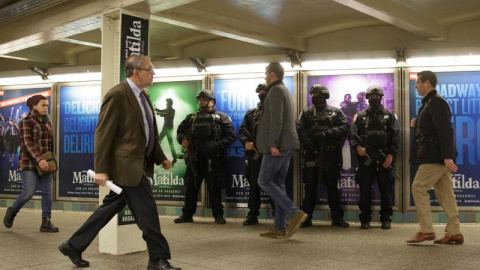 Varios policías de Nueva York vigilan en la estación de Times Square. - JUSTIN LANE / EFE