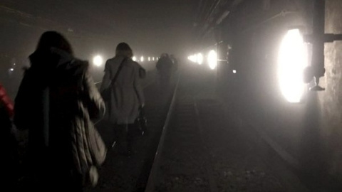 Varios pasajeros son evacuados de la estación de metro de Maelbeek donde explosionó uno de los artefactos.  Imagen de @OSOSXE para Reuters.