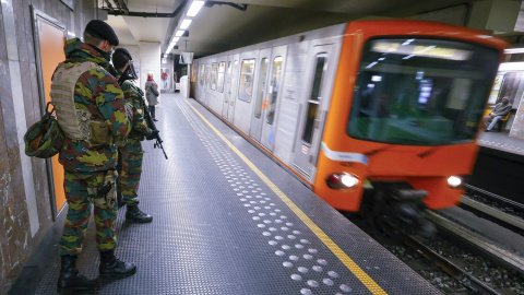 Soldados belgas patrullan en una estación de metro en Bruselas. REUTERS / Yves Herman