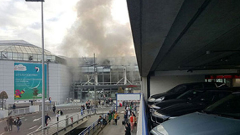 La explosión en el aeropuerto de Zaventem ha levantado una gran humareda. Imagen de @News_Executive publicada en el Telegraph