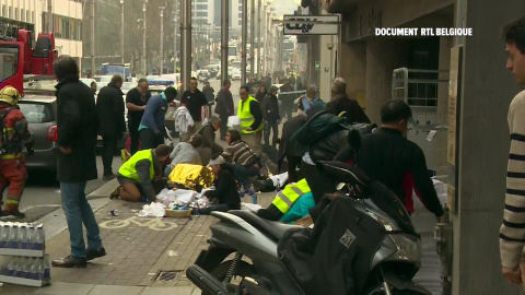 Varios heridos por la explosión en el metro de Bruselas son atendidos. REUTERS/RTL Belgium