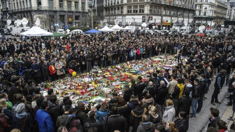 Cientos de personas guardan un minuto de silencio en la Plaza de la Bolsa en Bruselas (Bélgica). EFE/Christophe Petit Tesson