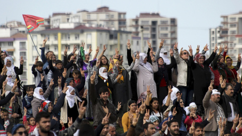 Los manifestantes kurdos levanta en brazo en señal de victoria para celebrar la fiesta de la primavera de Newroz en la ciudad dominada de Diyarbakir, Turquía.- REUTERS / Sertac Kayar