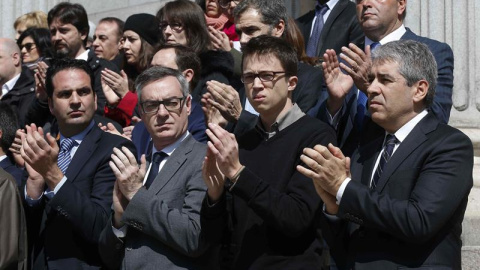 José Manuel Villegas , vicesecretario general de Ciudadanos y los portavoces de Podemos, Íñigo Errejón y Democràcia i Llibertat, Francesc Homs (2i a d), durante el minuto del silencio que la Cámara Baja ha convocado hoy a mediodía como mues