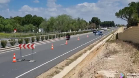 Una fotografía de cartón de un coche de la Guardia Civil a tamaño real consigue que los conductores reduzcan la velocidad