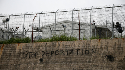 Una pintada con el texto "Stop deportaciones", en el centro de Moria, en Lesbos.- Alkis Konstantinidis (REUTERS)