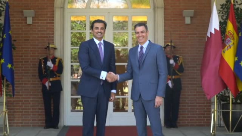 Sánchez recibe al emir de Catar en Moncloa