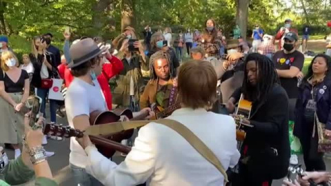 Fans de John Lennon celebran en Nueva York el que habría sido el 80 cumpleaños del cantante