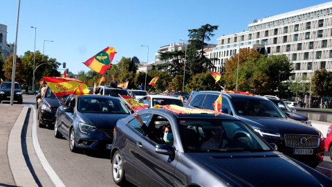 Centenares de personas protestan desde sus coches contra el Gobierno 