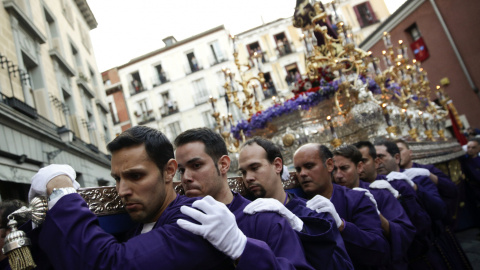 Costaleros cargando la figura de la hermandad "Jesús el Pobre" durante una procesión en la Semana Santa en Madrid.- REUTERS / Andrea Comas