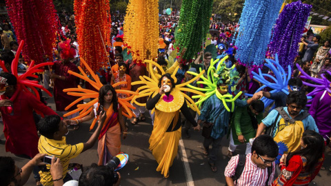 Desfile improvisado del orgullo gay en Dacca, en abril de 2015, durante la celebración del Año Nuevo bengalí. - SHAMS SUHAIB / ROOPBAAN