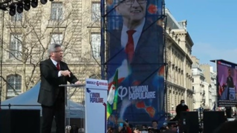 La izquierda de Mélenchon moviliza a miles de personas contra Macron en París