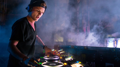 Avicii durante una actuación como DJ.