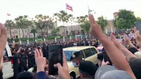 Un grupo de manifestantes detiene la caravana real en Tailandia