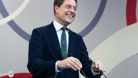 El secretario general de los socialistas gallegos, José Ramón Gómez Besteiro, durante la rueda de prensa ofrecida en la sede del partido, en Santiago, en la que ha anunciado su dimisión. EFE/Lavandeira jr