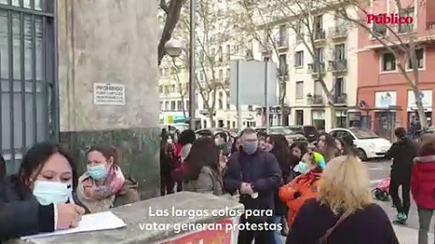 VÍDEO | Las largas colas para votar generan protestas frente al Colegio Oficial de Enfermería en Madrid