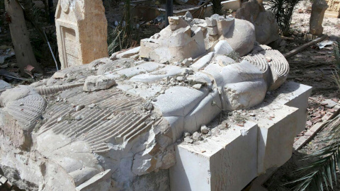 Una estatua antigua dañada a la entrada del Museo de Palmira. REUTERS/SANA