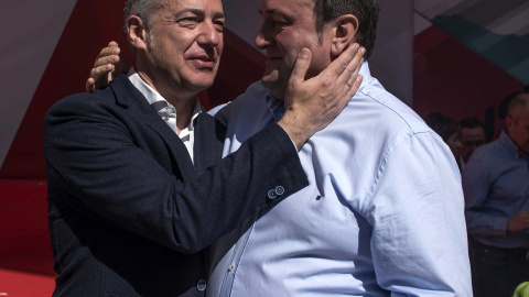 El lehendakari, Iñigo Urkullu (i) y el presidente del PNV, Andoni Ortuzar, durante la celebración del Aberri Eguna, Día de la Patria vasca, en Bilbao. EFE/Miguel Toña