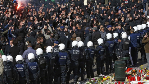 La policía belga rodea al grupo de ultraderecha que irrumpió en la plaza de la Bolsa de Bruselas. REUTERS/Yves Herman