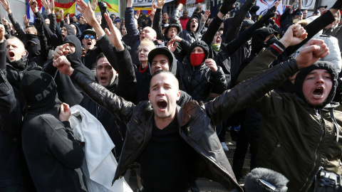 Un grupo de ultraderecha irrumpe en la concentración pacífica en la plaza de la Bolsa de Bruselas. REUTERS/YVES HERMAN