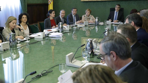 El presidente de la Cámara Baja, Patxi López (d), preside la reunión de la Junta de Portavoces en el Congreso de los Diputados. EFE